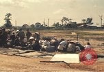 Image évacuation civiles Kontum Vietnam, 1972, de la seconde 56 séquences d'archives historiques vidéo 65675021670