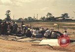 Image évacuation civiles Kontum Vietnam, 1972, de la seconde 57 séquences d'archives historiques vidéo 65675021670
