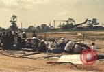 Image évacuation civiles Kontum Vietnam, 1972, de la seconde 58 séquences d'archives historiques vidéo 65675021670