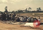 Image évacuation civiles Kontum Vietnam, 1972, de la seconde 61 séquences d'archives historiques vidéo 65675021670