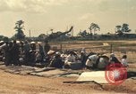 Image évacuation civiles Kontum Vietnam, 1972, de la seconde 62 séquences d'archives historiques vidéo 65675021670