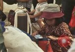 Image évacuation civiles Kontum Vietnam, 1972, de la seconde 7 séquences d'archives historiques vidéo 65675021671