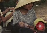 Image évacuation civiles Kontum Vietnam, 1972, de la seconde 10 séquences d'archives historiques vidéo 65675021671