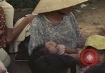Image évacuation civiles Kontum Vietnam, 1972, de la seconde 14 séquences d'archives historiques vidéo 65675021671