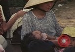 Image évacuation civiles Kontum Vietnam, 1972, de la seconde 15 séquences d'archives historiques vidéo 65675021671