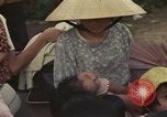 Image évacuation civiles Kontum Vietnam, 1972, de la seconde 17 séquences d'archives historiques vidéo 65675021671