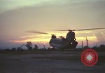 Image évacuation civiles Kontum Vietnam, 1972, de la seconde 15 séquences d'archives historiques vidéo 65675021672