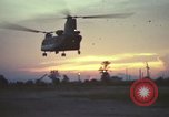 Image évacuation civiles Kontum Vietnam, 1972, de la seconde 25 séquences d'archives historiques vidéo 65675021672
