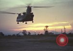 Image évacuation civiles Kontum Vietnam, 1972, de la seconde 26 séquences d'archives historiques vidéo 65675021672