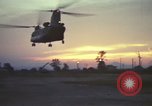 Image évacuation civiles Kontum Vietnam, 1972, de la seconde 28 séquences d'archives historiques vidéo 65675021672