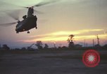Image évacuation civiles Kontum Vietnam, 1972, de la seconde 30 séquences d'archives historiques vidéo 65675021672