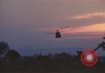 Image évacuation civiles Kontum Vietnam, 1972, de la seconde 41 séquences d'archives historiques vidéo 65675021672