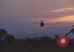 Image évacuation civiles Kontum Vietnam, 1972, de la seconde 42 séquences d'archives historiques vidéo 65675021672