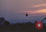 Image évacuation civiles Kontum Vietnam, 1972, de la seconde 43 séquences d'archives historiques vidéo 65675021672