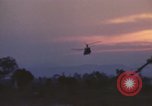 Image évacuation civiles Kontum Vietnam, 1972, de la seconde 44 séquences d'archives historiques vidéo 65675021672