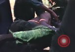 Image évacuation civiles Kontum Vietnam, 1972, de la seconde 58 séquences d'archives historiques vidéo 65675021673