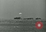 Standbild Signal Corps europäische Theater, 1944, aus Sekunde 29 historischem Filmmaterial Videoclip 65675021723