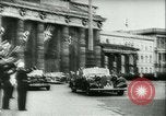 Immagine di Adolf Hitler saluto ufficiali Germania, 1940, secondo 3 filmato di repertorio 65675021759