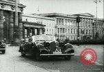 Immagine di Adolf Hitler saluto ufficiali Germania, 1940, secondo 4 filmato di repertorio 65675021759