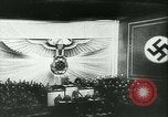 Immagine di Adolf Hitler saluto ufficiali Germania, 1940, secondo 16 filmato di repertorio 65675021759