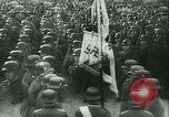 Immagine di Adolf Hitler saluto ufficiali Germania, 1940, secondo 43 filmato di repertorio 65675021759