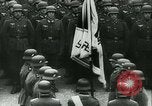 Immagine di Adolf Hitler saluto ufficiali Germania, 1940, secondo 44 filmato di repertorio 65675021759