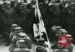 Immagine di Adolf Hitler saluto ufficiali Germania, 1940, secondo 46 filmato di repertorio 65675021759