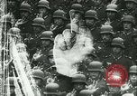 Immagine di Adolf Hitler saluto ufficiali Germania, 1940, secondo 52 filmato di repertorio 65675021759