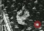 Immagine di Adolf Hitler saluto ufficiali Germania, 1940, secondo 53 filmato di repertorio 65675021759