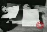 Immagine di V-mail manipolazione di seconda guerra mondiale United States USA, 1943, secondo 25 filmato di repertorio 65675021760