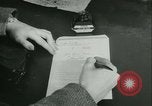 Immagine di V-mail manipolazione di seconda guerra mondiale United States USA, 1943, secondo 32 filmato di repertorio 65675021760