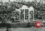 Image course de chevaux à l'hippodrome d'Auteuil Paris France, 1942, de la seconde 3 séquences d'archives historiques vidéo 65675021780
