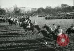 Image course de chevaux à l'hippodrome d'Auteuil Paris France, 1942, de la seconde 7 séquences d'archives historiques vidéo 65675021780