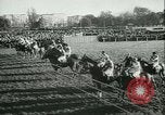 Image course de chevaux à l'hippodrome d'Auteuil Paris France, 1942, de la seconde 8 séquences d'archives historiques vidéo 65675021780