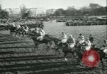 Image course de chevaux à l'hippodrome d'Auteuil Paris France, 1942, de la seconde 9 séquences d'archives historiques vidéo 65675021780