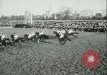 Image course de chevaux à l'hippodrome d'Auteuil Paris France, 1942, de la seconde 12 séquences d'archives historiques vidéo 65675021780