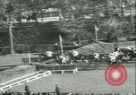 Image course de chevaux à l'hippodrome d'Auteuil Paris France, 1942, de la seconde 13 séquences d'archives historiques vidéo 65675021780