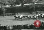 Image course de chevaux à l'hippodrome d'Auteuil Paris France, 1942, de la seconde 15 séquences d'archives historiques vidéo 65675021780