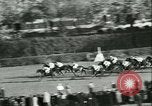 Image course de chevaux à l'hippodrome d'Auteuil Paris France, 1942, de la seconde 18 séquences d'archives historiques vidéo 65675021780
