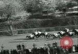Image course de chevaux à l'hippodrome d'Auteuil Paris France, 1942, de la seconde 19 séquences d'archives historiques vidéo 65675021780