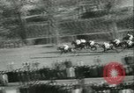Image course de chevaux à l'hippodrome d'Auteuil Paris France, 1942, de la seconde 20 séquences d'archives historiques vidéo 65675021780