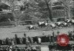 Image course de chevaux à l'hippodrome d'Auteuil Paris France, 1942, de la seconde 21 séquences d'archives historiques vidéo 65675021780