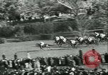 Image course de chevaux à l'hippodrome d'Auteuil Paris France, 1942, de la seconde 22 séquences d'archives historiques vidéo 65675021780