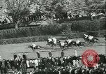 Image course de chevaux à l'hippodrome d'Auteuil Paris France, 1942, de la seconde 23 séquences d'archives historiques vidéo 65675021780