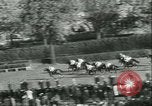 Image course de chevaux à l'hippodrome d'Auteuil Paris France, 1942, de la seconde 24 séquences d'archives historiques vidéo 65675021780