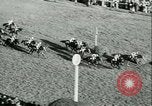 Image course de chevaux à l'hippodrome d'Auteuil Paris France, 1942, de la seconde 29 séquences d'archives historiques vidéo 65675021780