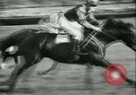 Image course de chevaux à l'hippodrome d'Auteuil Paris France, 1942, de la seconde 36 séquences d'archives historiques vidéo 65675021780
