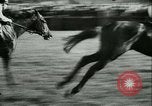 Image course de chevaux à l'hippodrome d'Auteuil Paris France, 1942, de la seconde 37 séquences d'archives historiques vidéo 65675021780