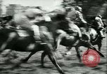 Image course de chevaux à l'hippodrome d'Auteuil Paris France, 1942, de la seconde 38 séquences d'archives historiques vidéo 65675021780