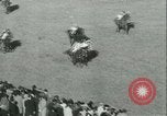 Image course de chevaux à l'hippodrome d'Auteuil Paris France, 1942, de la seconde 41 séquences d'archives historiques vidéo 65675021780